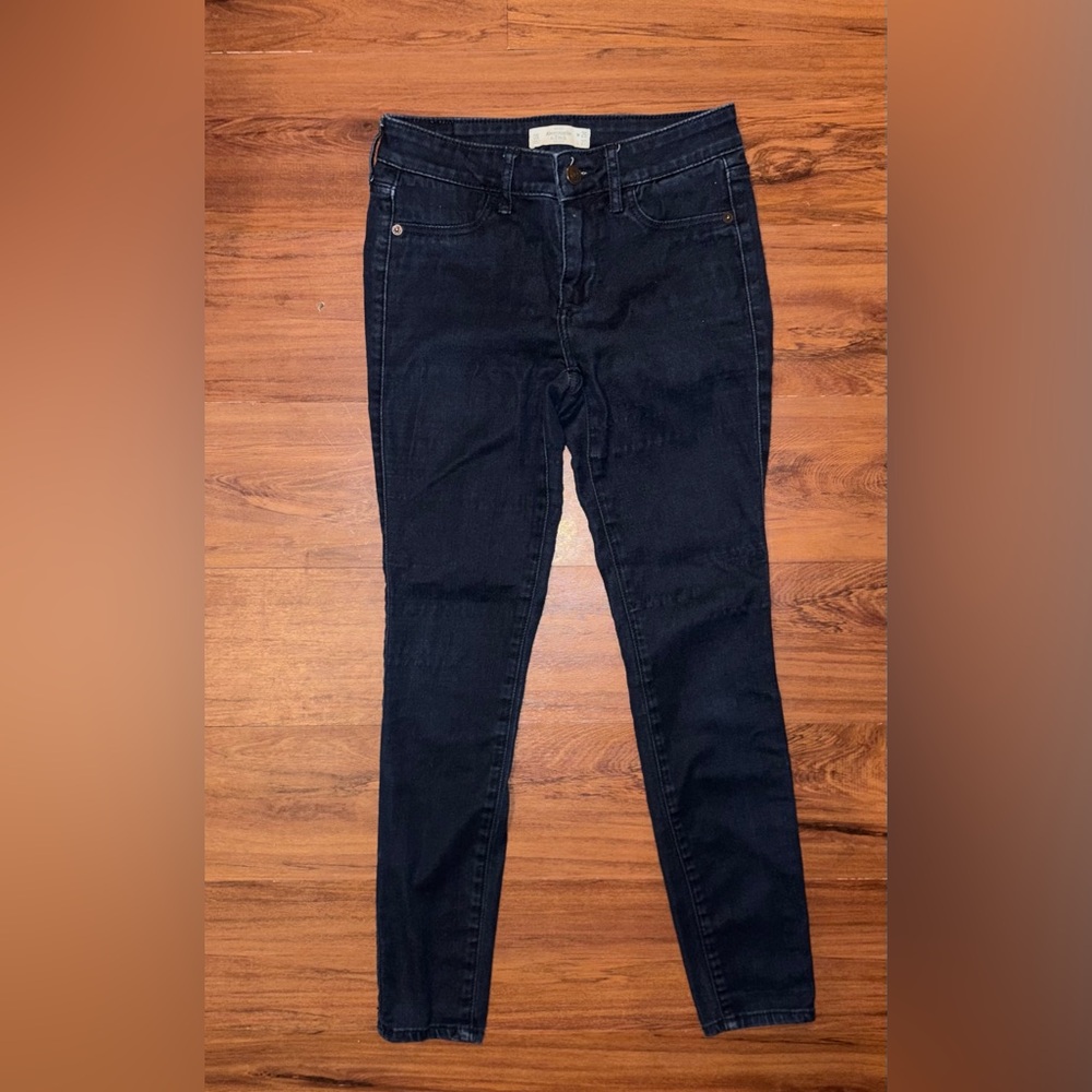Abercrombie & Fitch women's skinny jeans in a dark wash